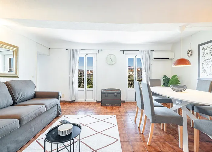 2 Bdr Panoramic View On Gardens *